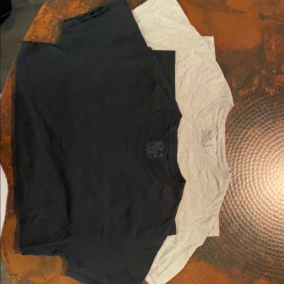 Fruit of the Loom Men’s (2) Shirts Size Medium - Picture 1 of 7